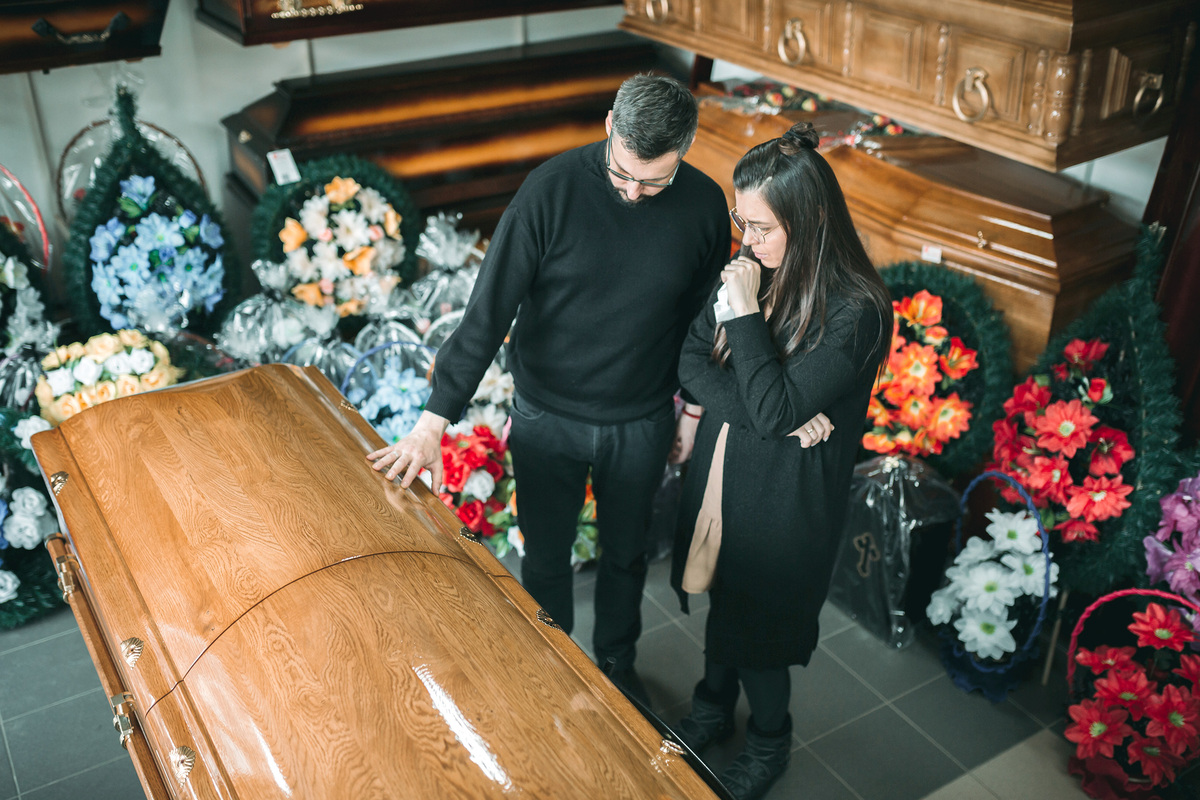 Mi madre ha fallecido, ¿puedo ver qué seguros tenía?