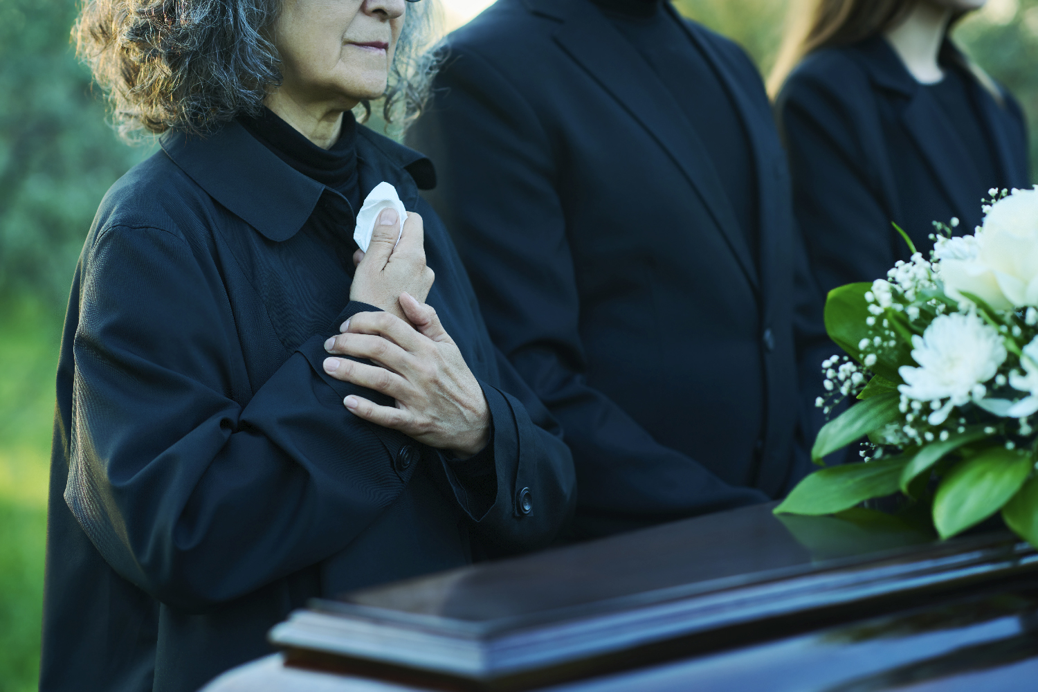 Familia lamentando la pérdida de un ser querido. Con heredero seguro podrás ver si tu ser querido contaba con un seguro de vida.