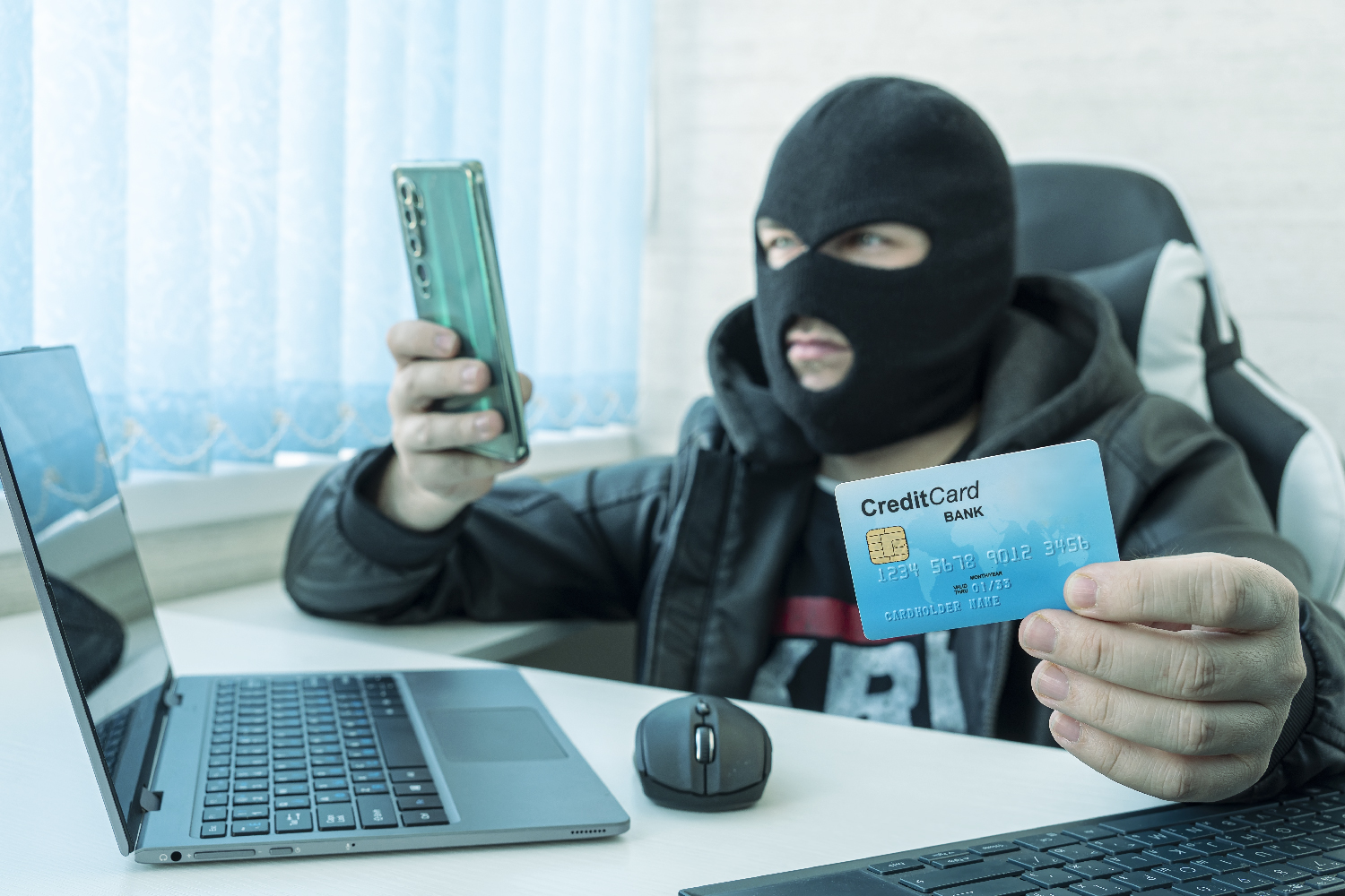 En la imagen vemos a un ladrón que está retirando todo el dinero de las tarjetas de crédito que ha robado.