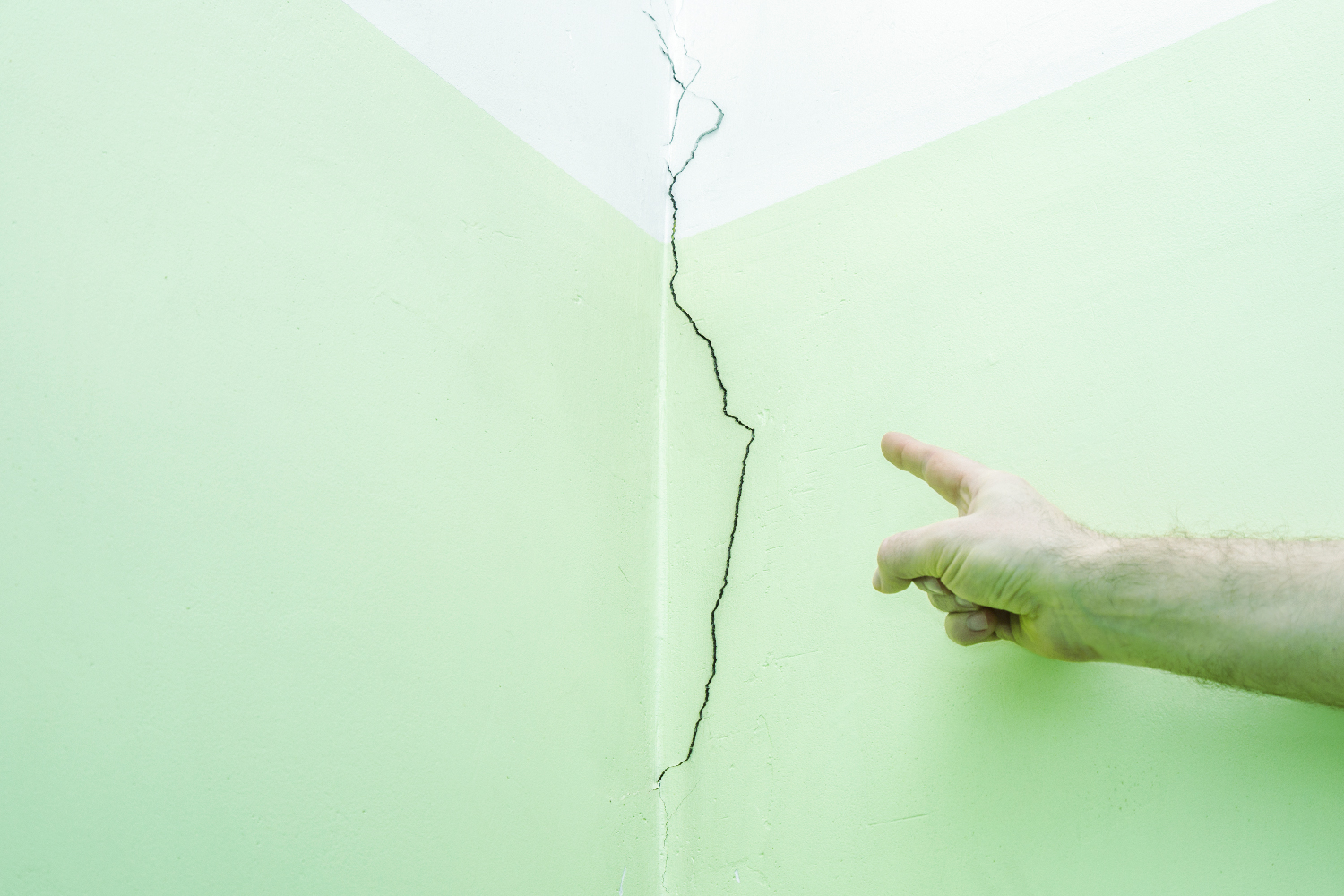 En la imagen se ve una rajadura en pared tras soportar un fuerte sismo y no cuenta con un seguro de hogar.