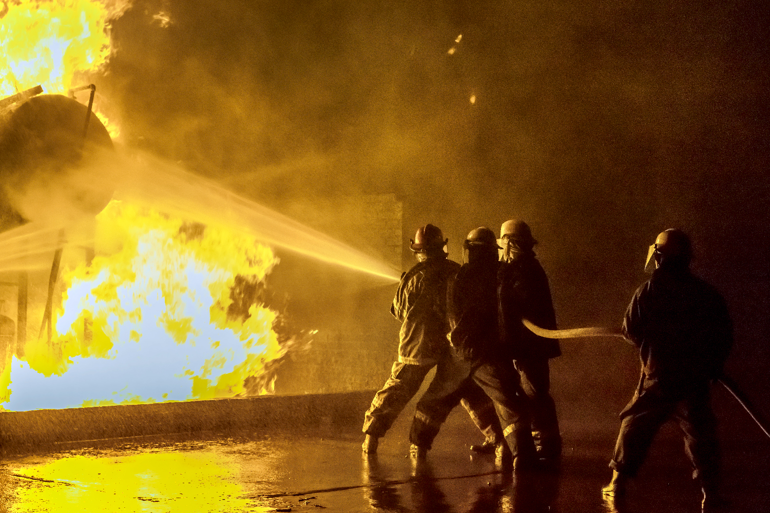 Se ve una empresa que ha sido afectada por un incendio y no tiene un seguro multirriesgo.