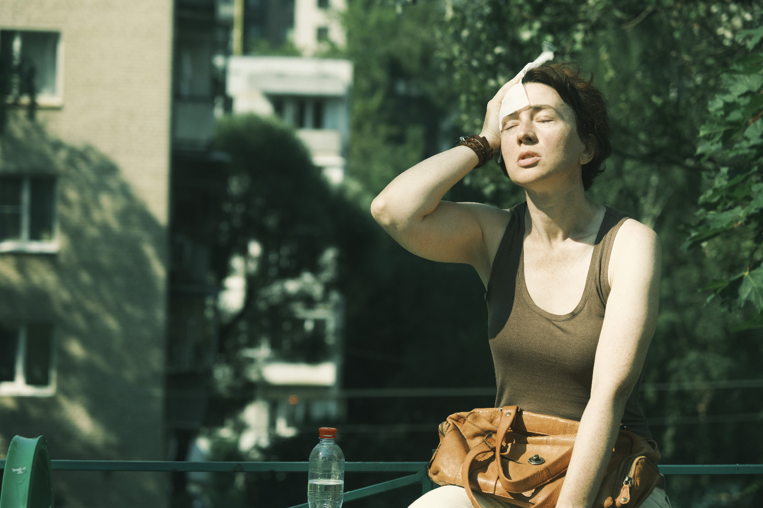 Vemos que una mujer ha sufrido un golpe de calor y no tiene seguro de viajes