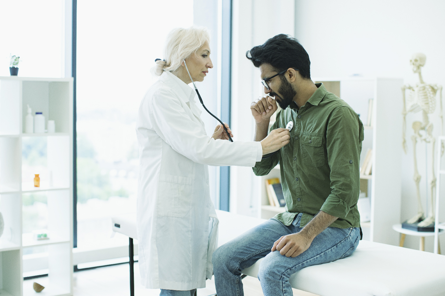 Vemos a una persona asistiendo al médico por una tos fuerte.
