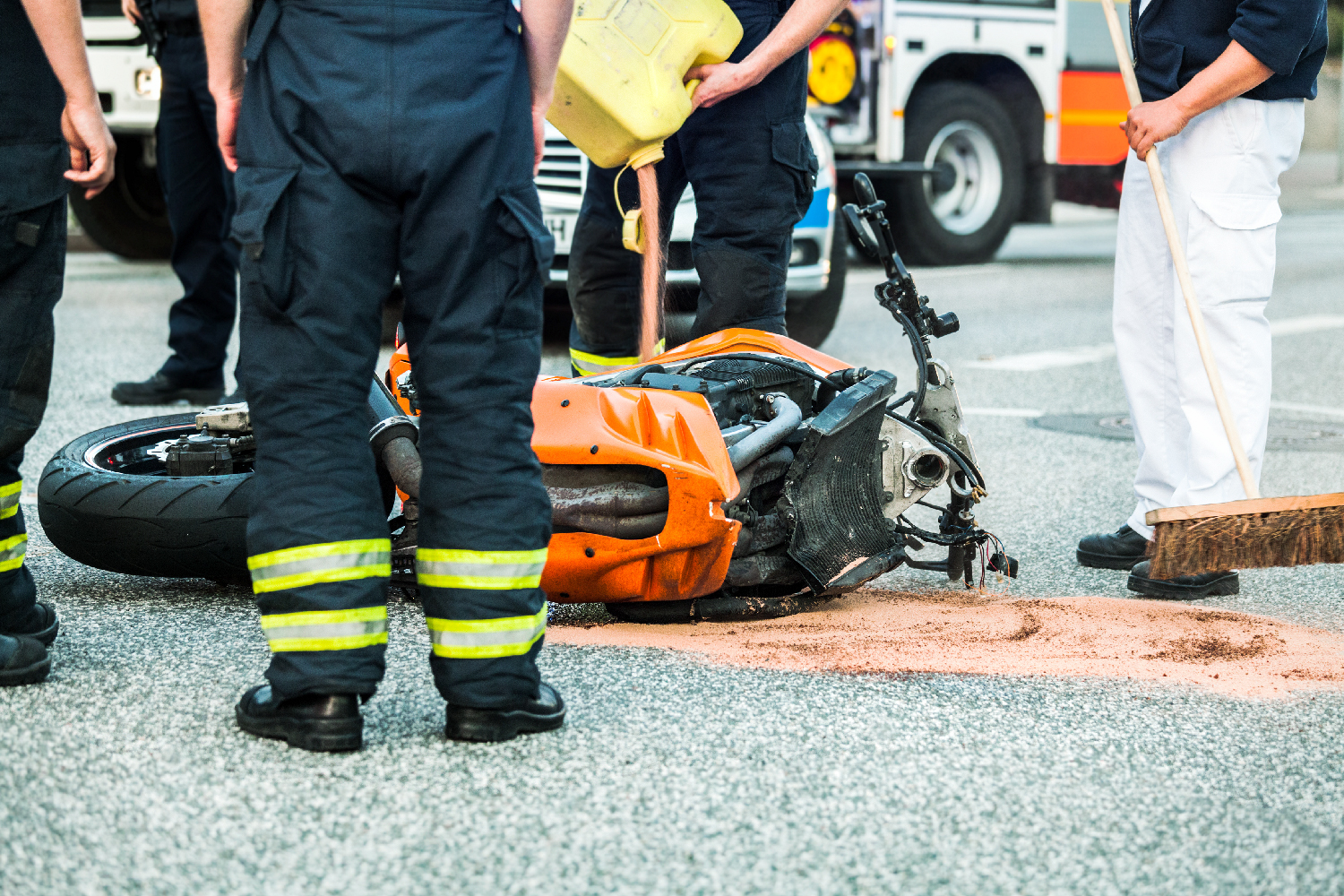 Se ve a un motociclista que ha tenido un accidente y es atendido por su Soat.