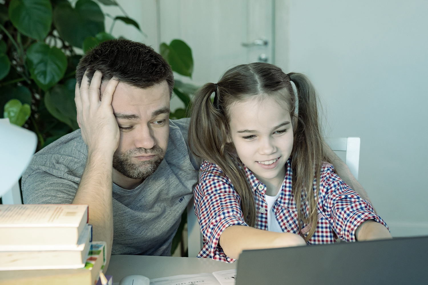Padre junto a su hija, preocupado por los gastos que trae el regreso a clases.