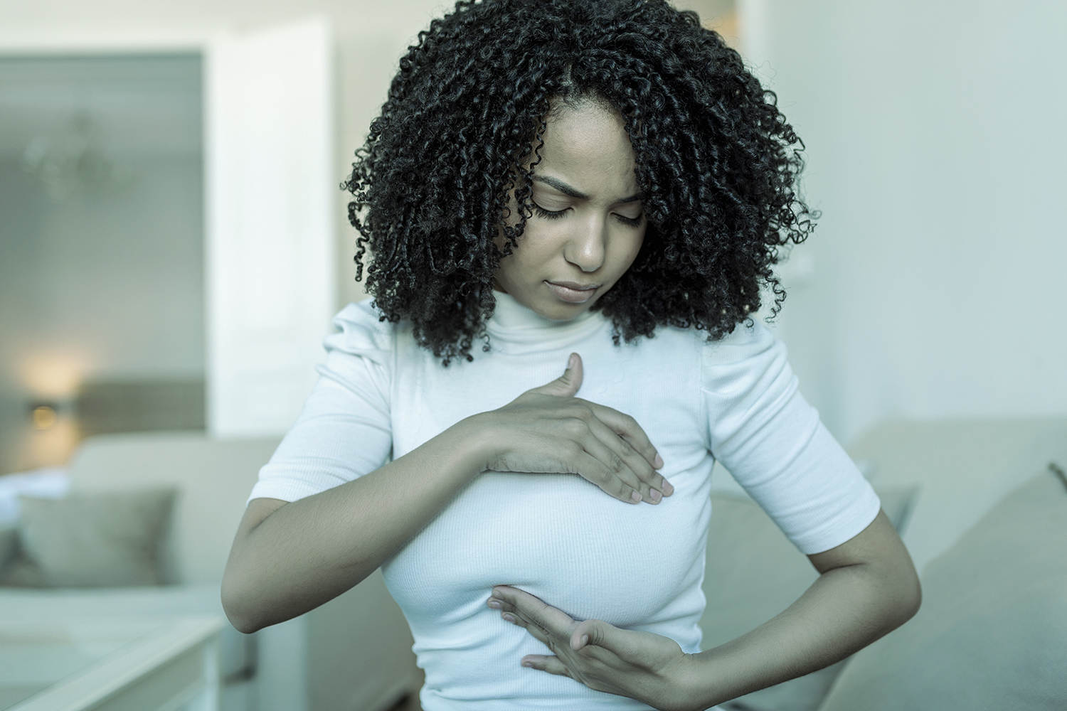 Mujer preocupada por un posible cáncer de mama.