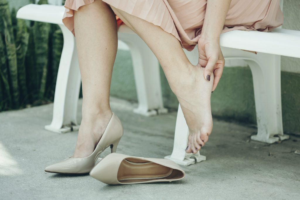 Mujer con ampollas en los pies