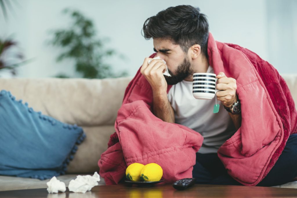 Hombre resfriado afectado por el cambio de clima.