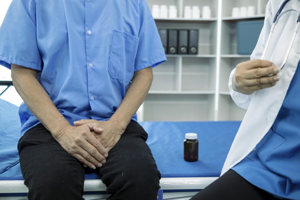 Hombre en el doctor realizándose un chequeo por posible cáncer testicular.