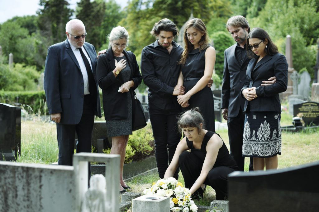 Familia en funeral protegida por Heredero Seguro