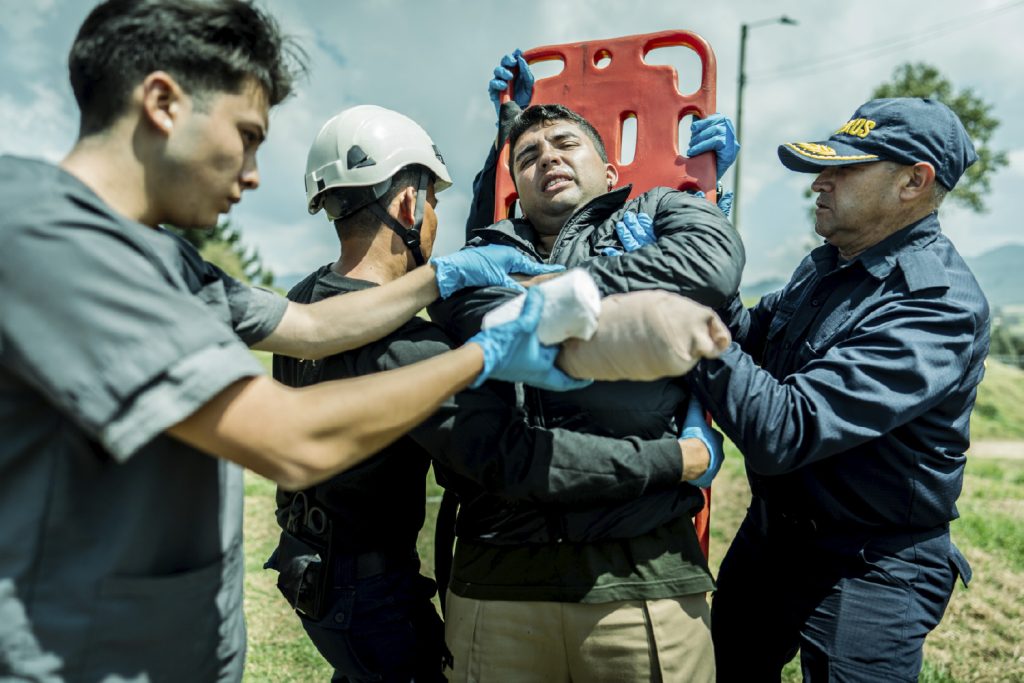 Persona accidentada siendo asistida por los paramédicos gracias a su seguro de accidentes
