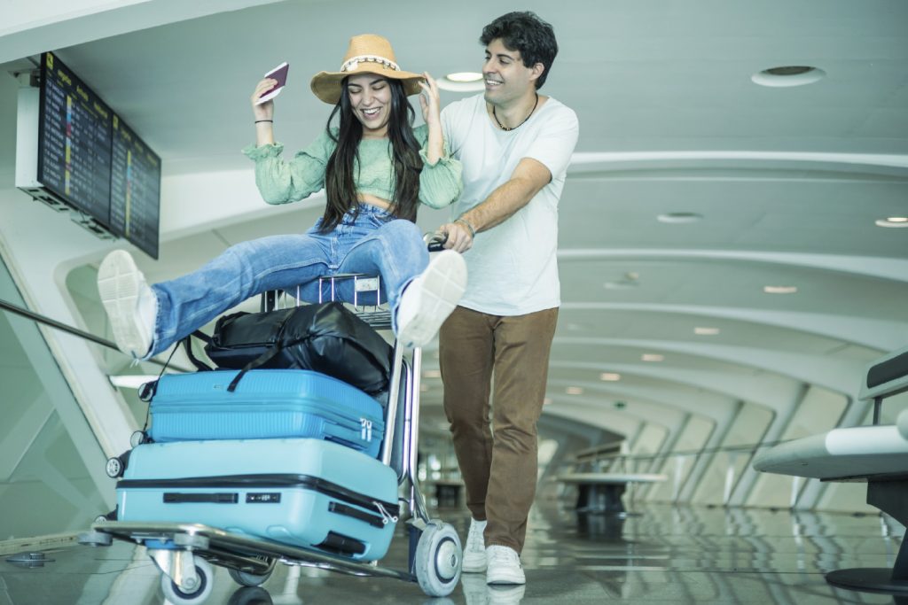 Pareja yéndose de viaje por Fiestas Patrias.