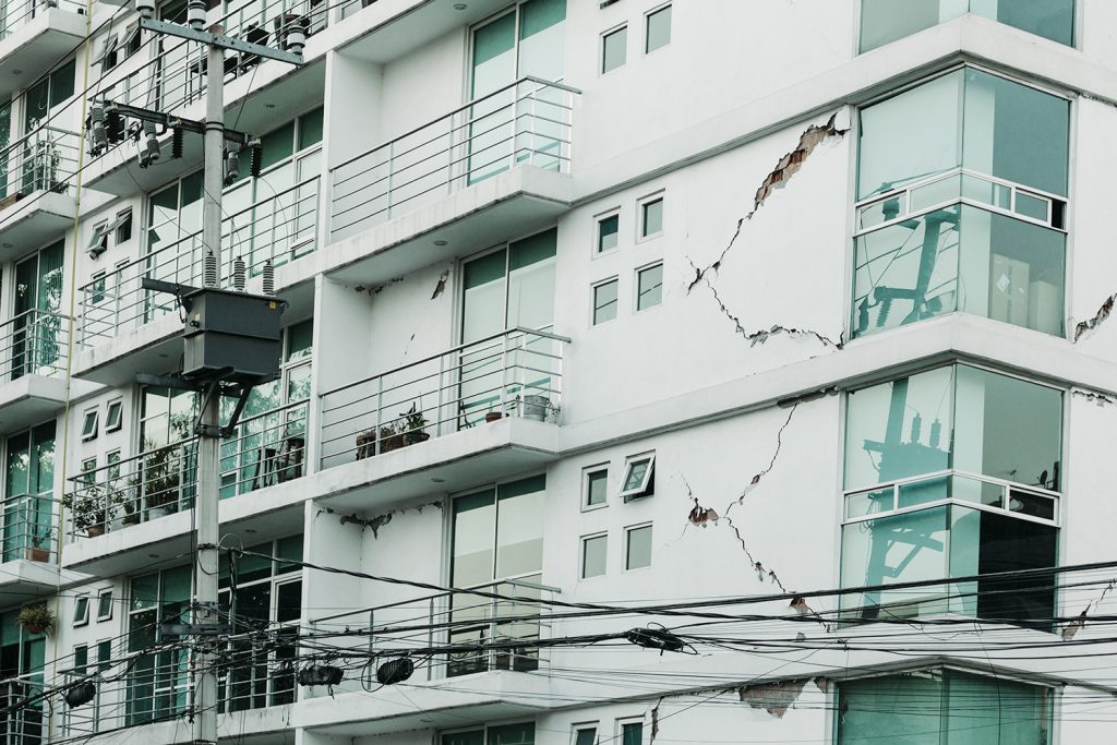 Edificio colapsado tras terremoto en Lima