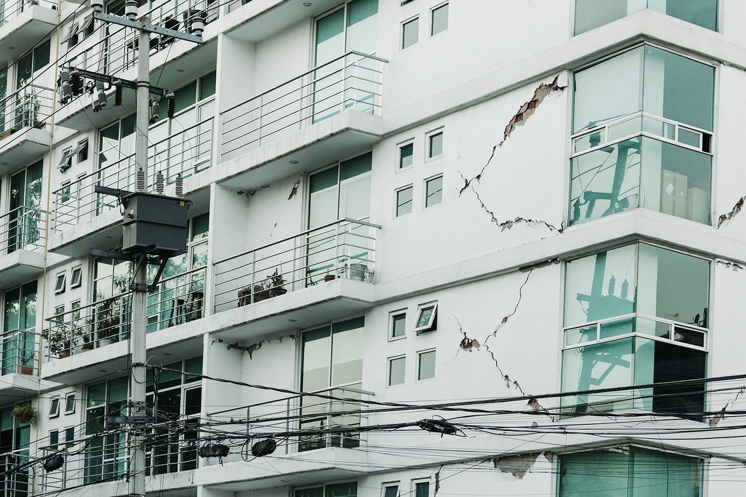 Edificio colapsado tras terremoto en Lima