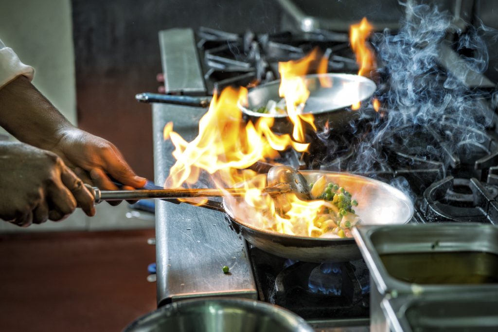 Cocinero en restaurante protegido con SCTR
