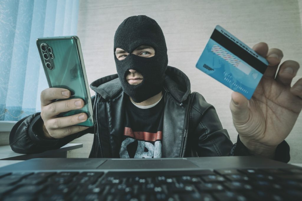 Ladrón cibernético robando la gratificación