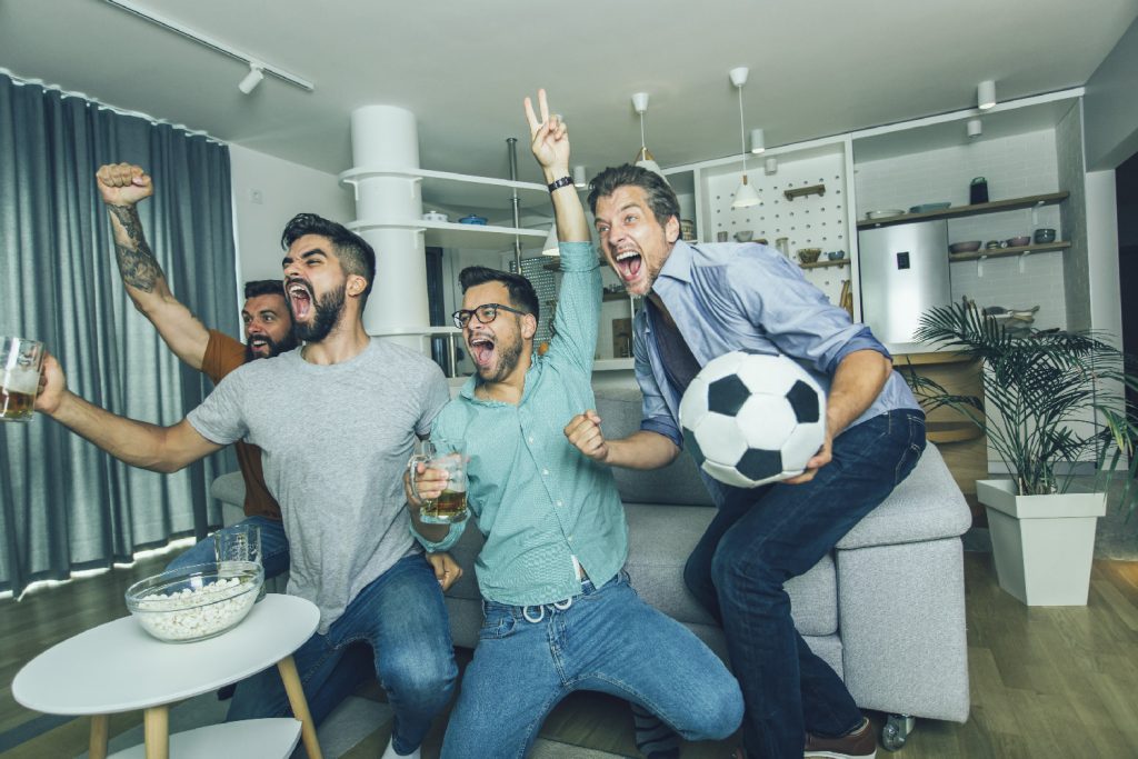 Amigos celebrando el gol en partido de Copa Sudamericana