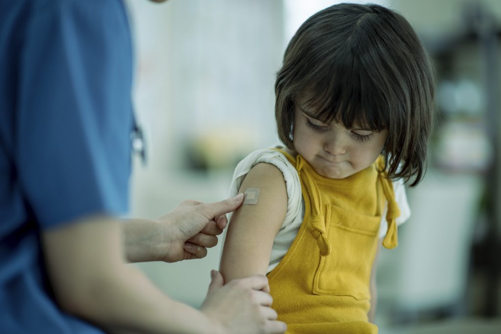 Niña siendo vacunada en el Día del Niño