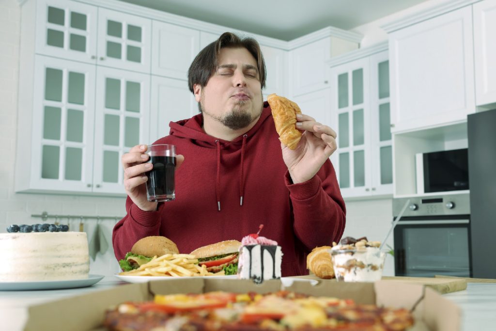 Comer más de 10 porciones de alimentos ultraprocesados aumenta el riesgo de Parkinson