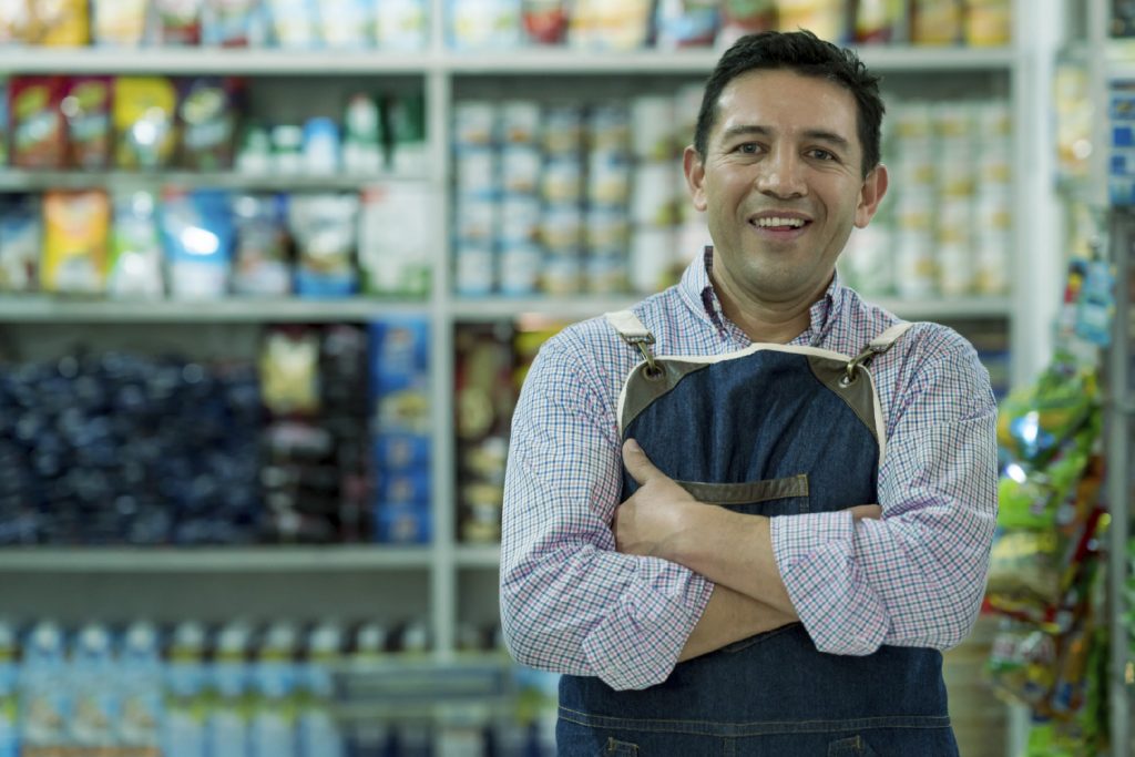 Hombre trabajando en bodega con Seguro de Vida Ley