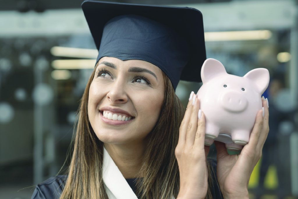 Joven graduada gracias a la cobertura de seguro universitario