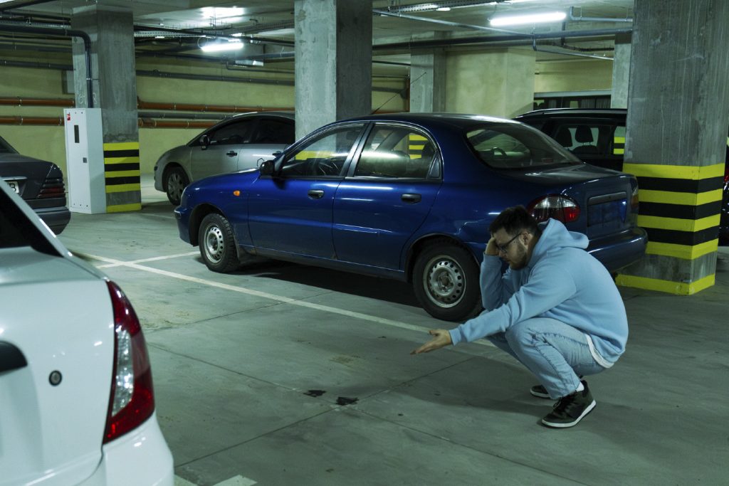 Hombre triste por robo de su auto que protege el seguro vehicular