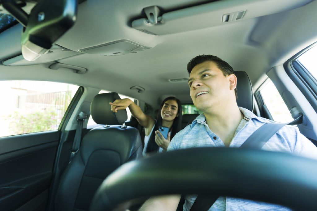 Señorita toma taxi por aplicativo