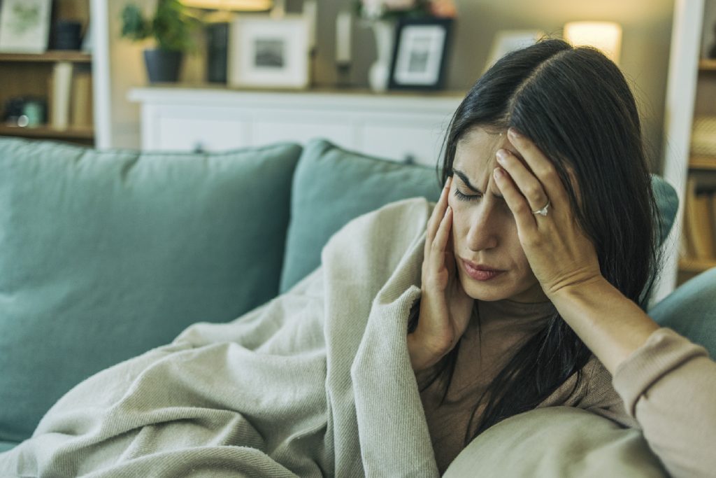Mujer con fuerte dolor de cabeza