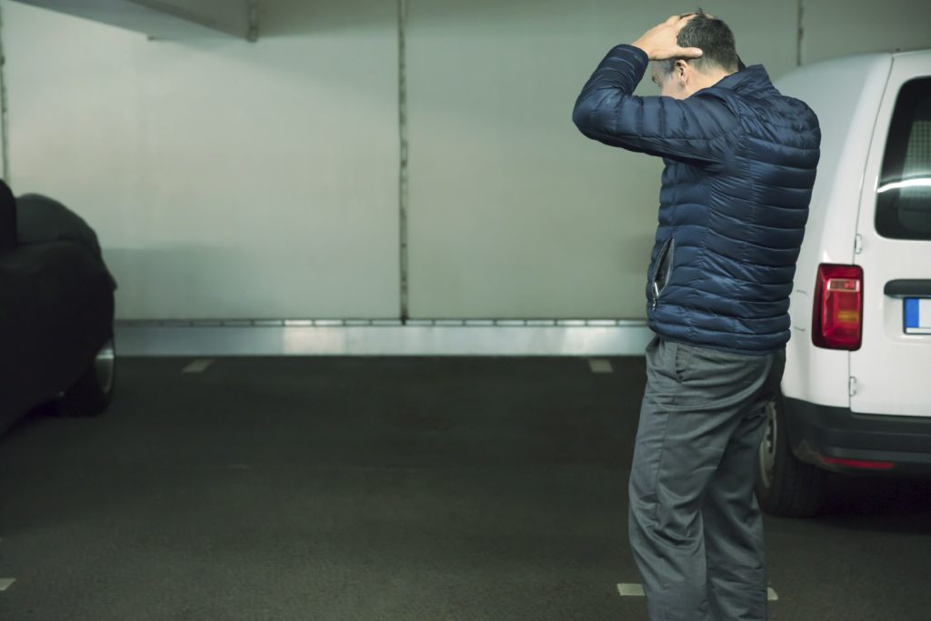 Hombre regresa al estacionamiento después de partido de Eliminatorias y no encuentra su auto