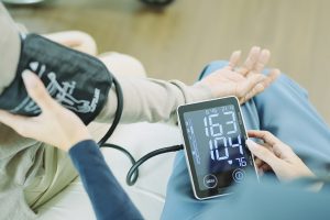 La presión no sube solo en los exámenes médicos