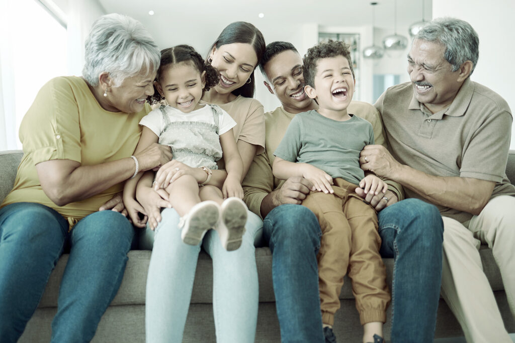 Familia feliz protegida gracias al seguro de vida