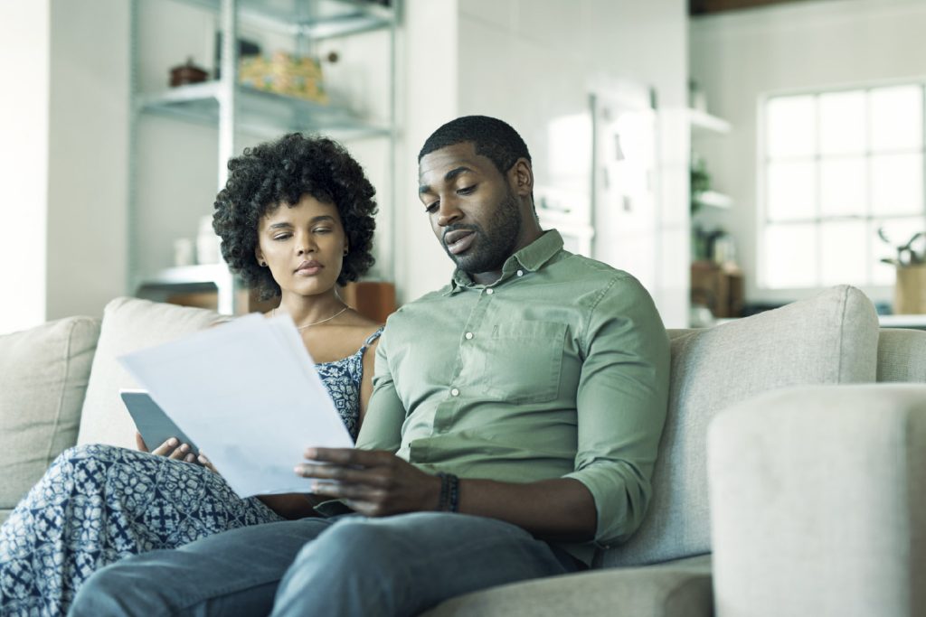 Personas leyendo su póliza, informándose de mitos sobre seguros.
