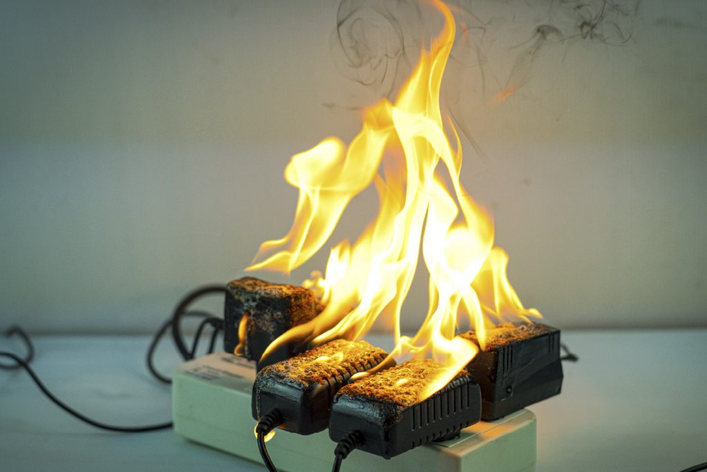 Enchufe sobrecargado hace cortocircuito en Navidad