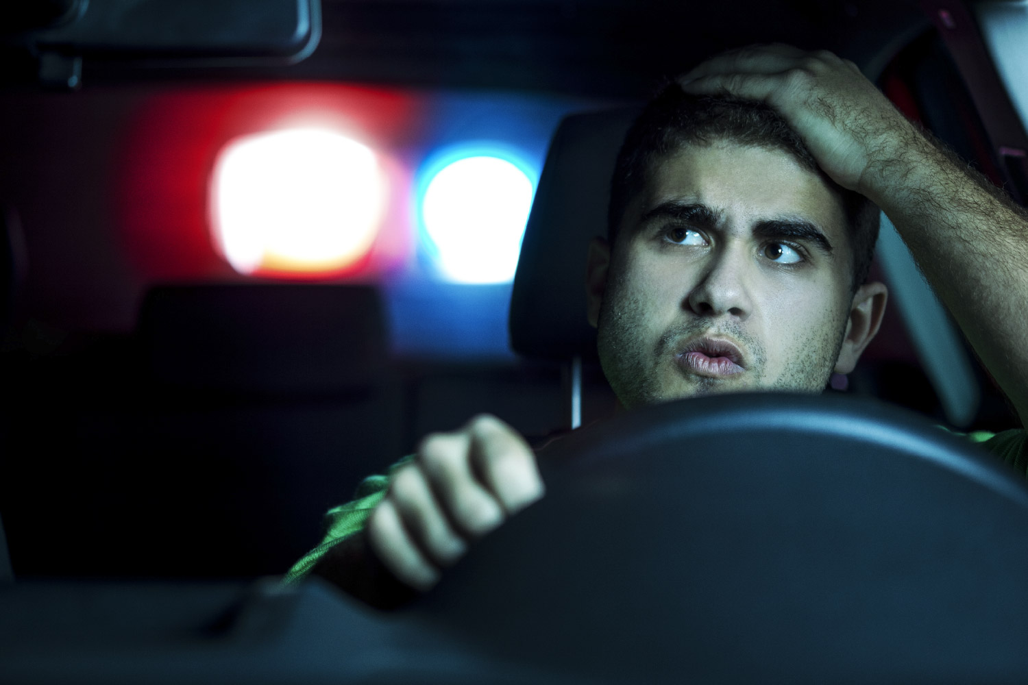 Policía deteniendo a hombre con SOAT vencido