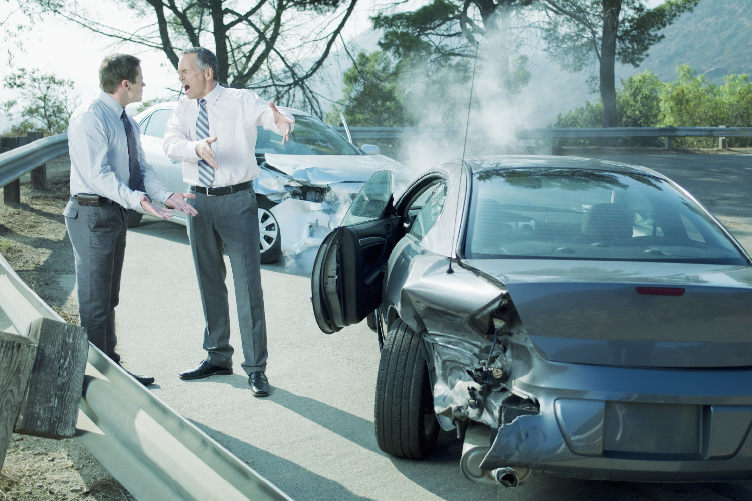 Personas discutiendo por choque de autos no tienen seguro vehicular