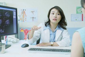 Mujer en el ginecólogo chequeo por posible cáncer de cuello uterino