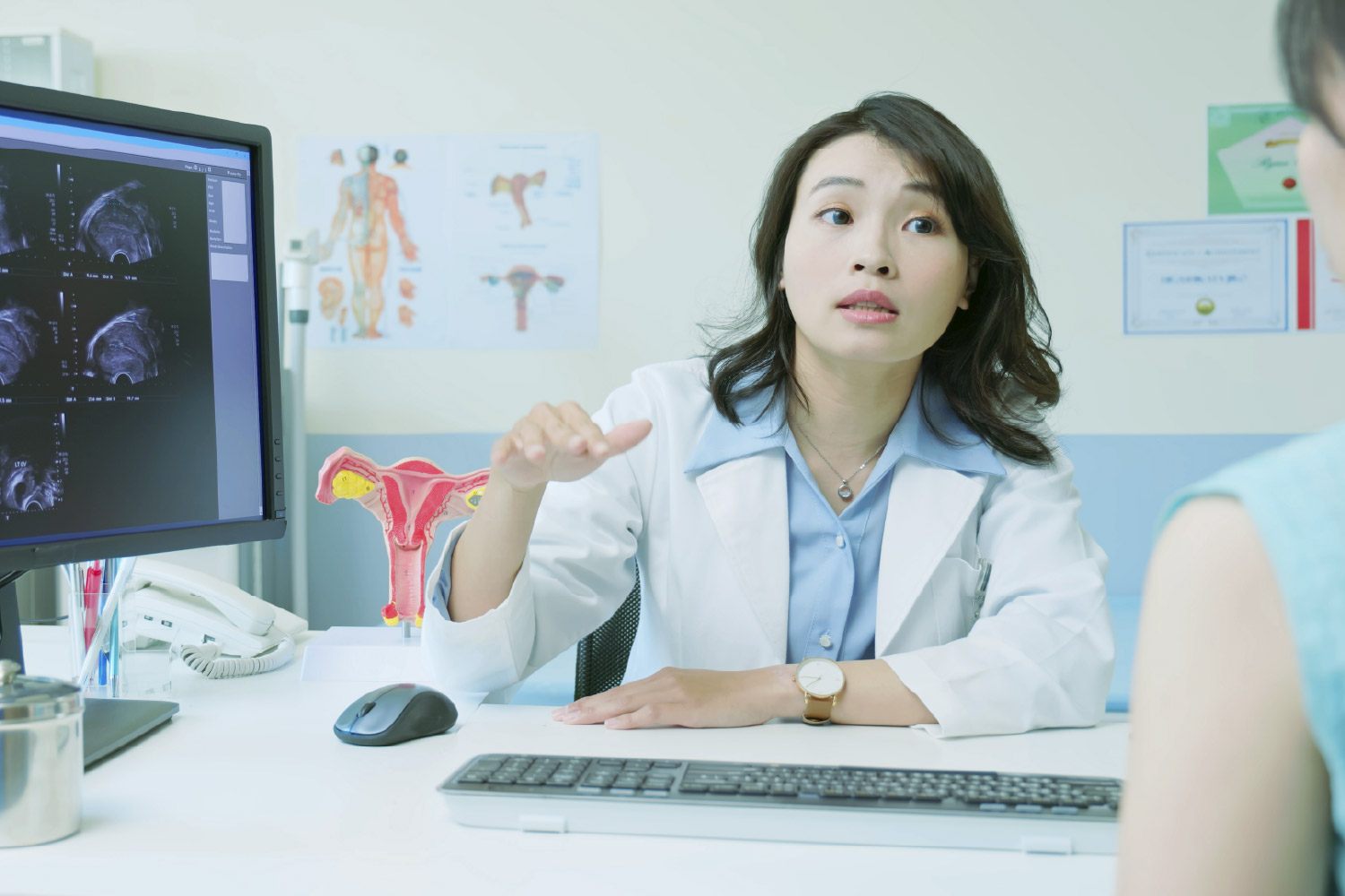 Mujer en el ginecólogo chequeo por posible cáncer de cuello uterino