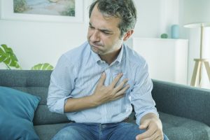 Hombre con dolor en el pecho no sabía cómo prevenir un infarto