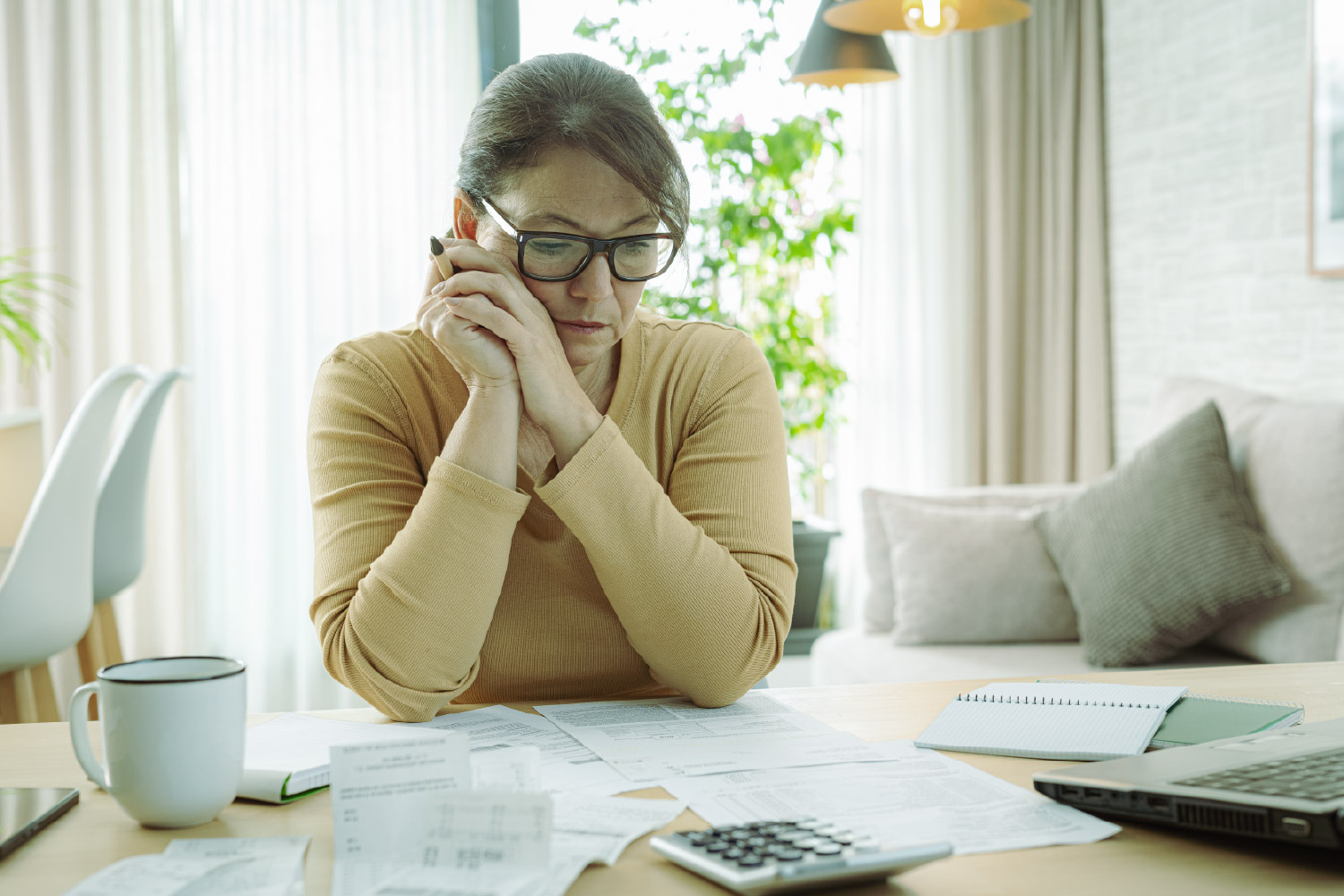 Mujer revisando los documentos del seguro de vida