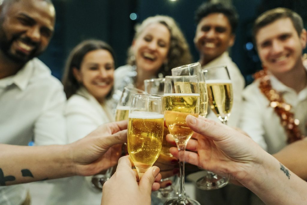 Personas celebrando Año Nuevo con brindis