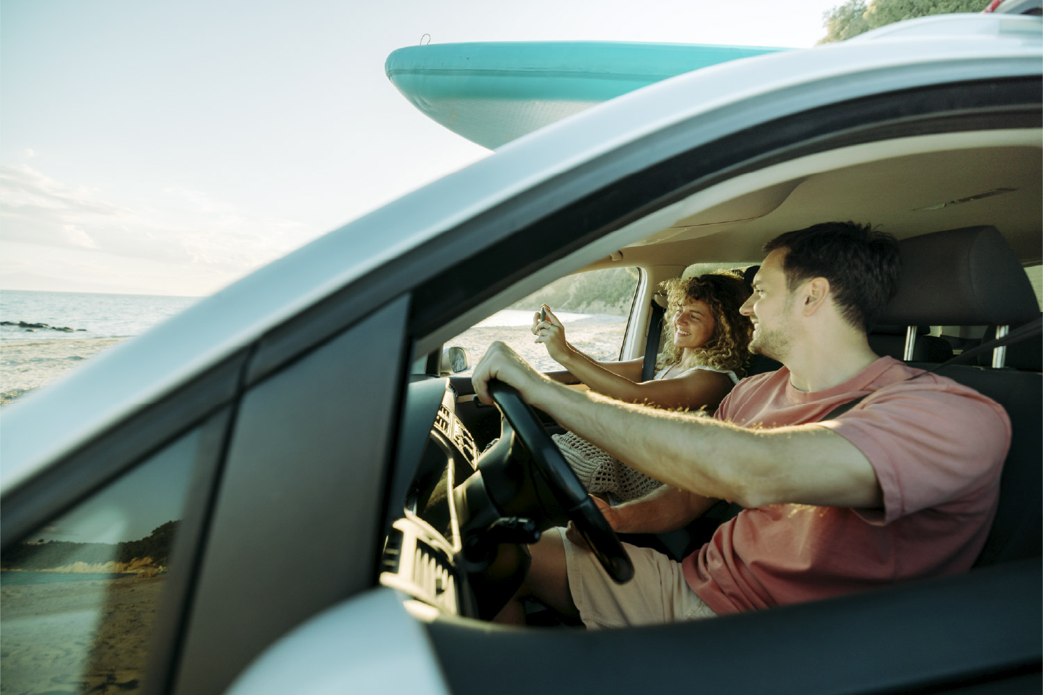 Familia viajando a la playa verificando consulta SOAT