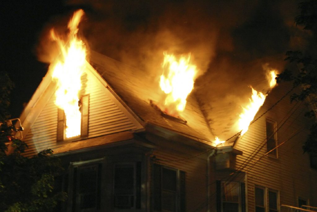 Casa quemándose por incendio de Navidad