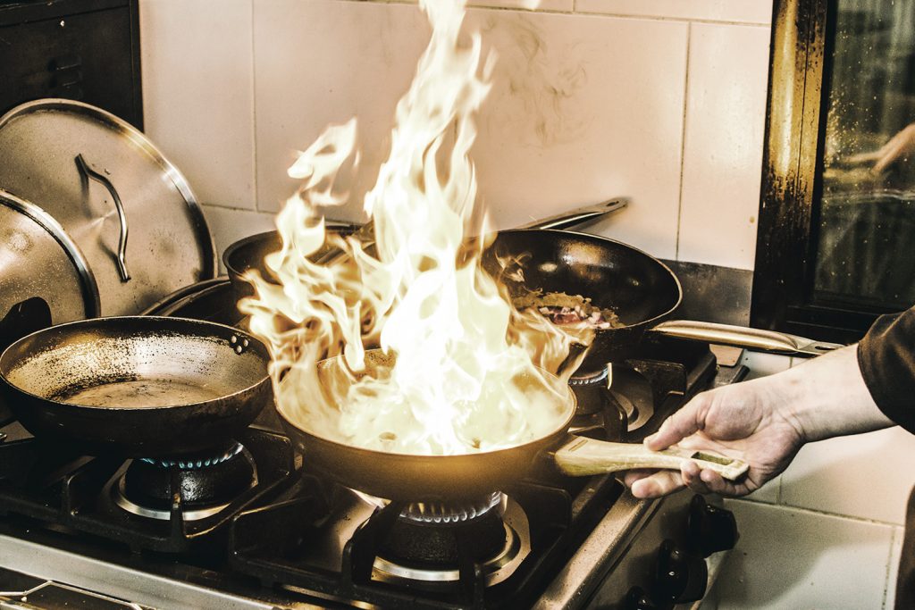 sartén en llamas cocinero protegido por SCTR