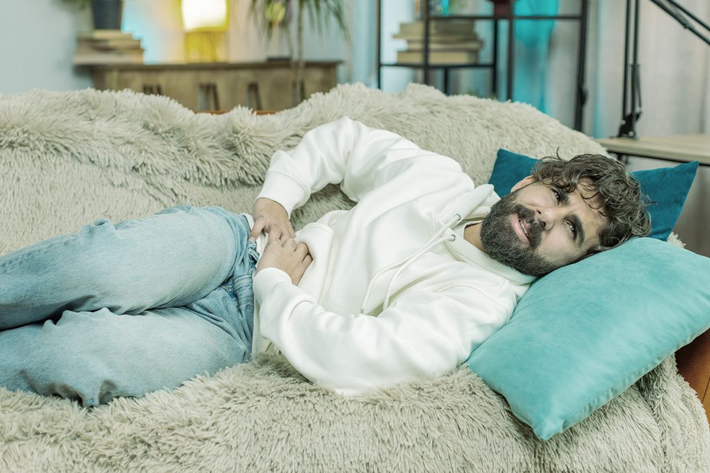 Hombre con dolor por gastritis crónica