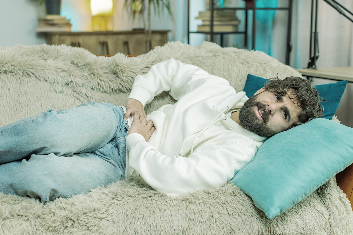 Hombre con dolor por gastritis crónica