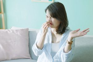 Mujer con fuerte olor de gases