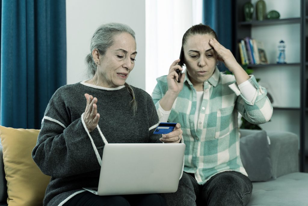 Dos mujeres preocupadas porque cayeron en phishing