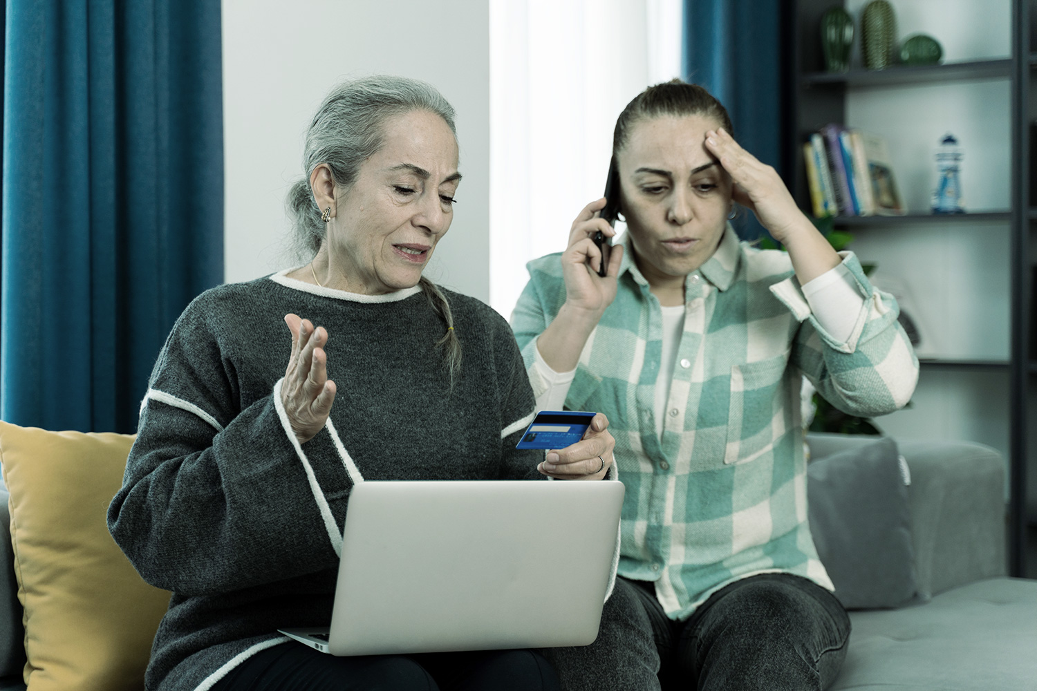 Dos mujeres preocupadas porque cayeron en phishing
