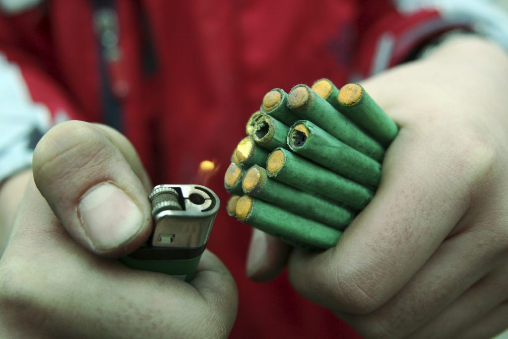 Niño encendiendo pirotecnia