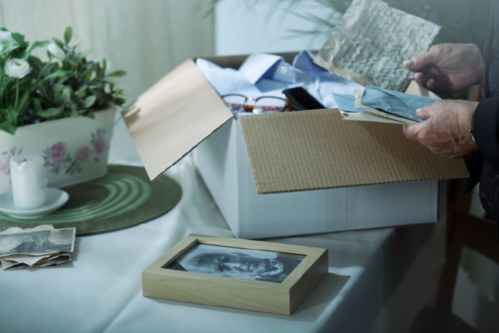 Persona buscando documentos de familiar fallecido para Heredero Seguro